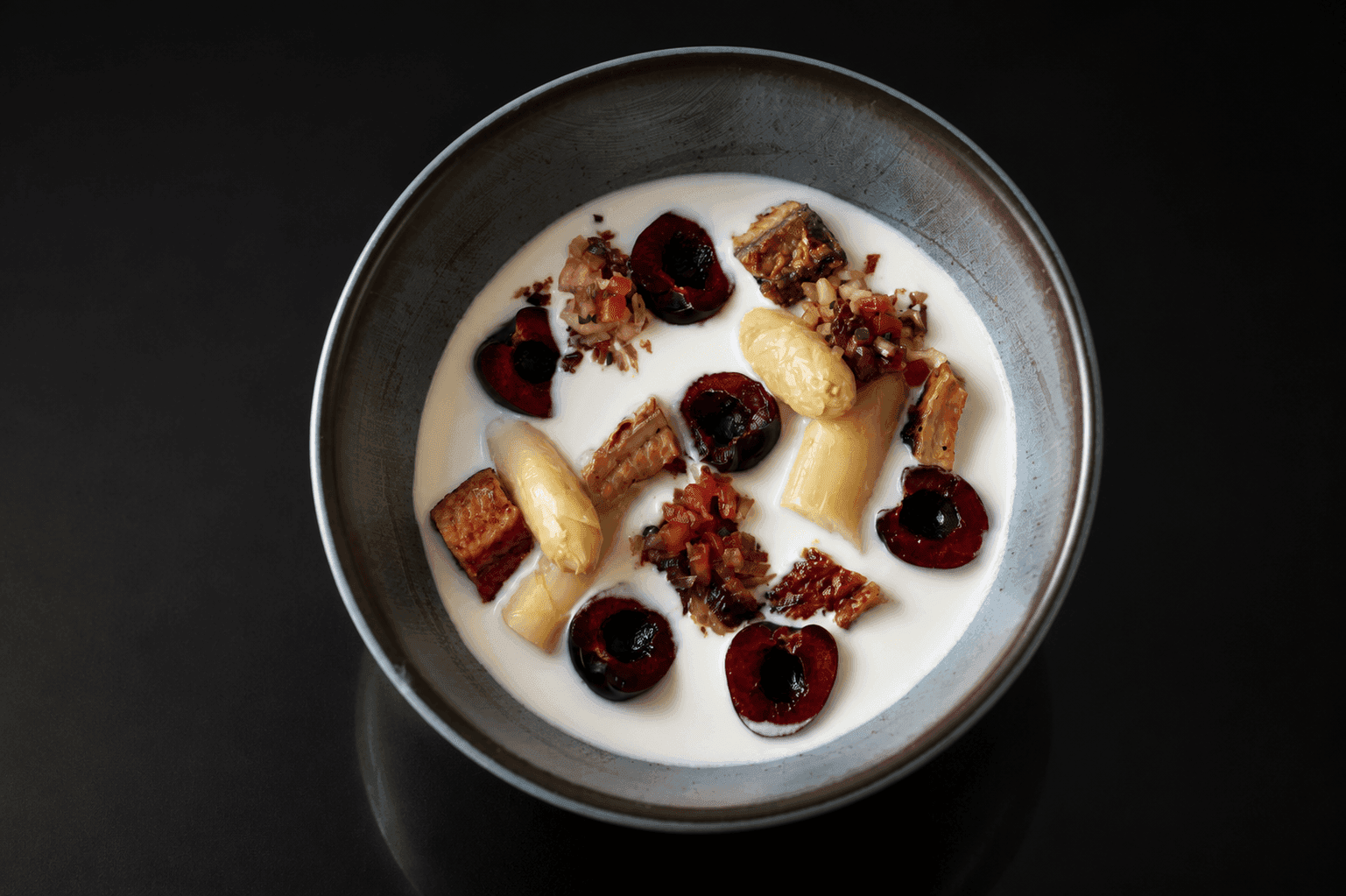 Ajoblanco con anguila, concassé de verduras y cereza