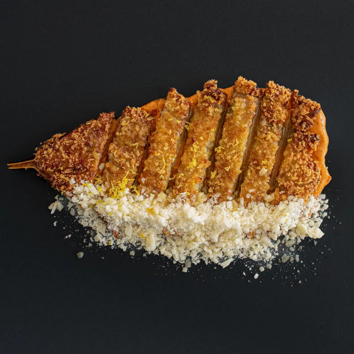 Berenjena empanada con pesto de tomate asado, vinagreta de miso y queso parmesano